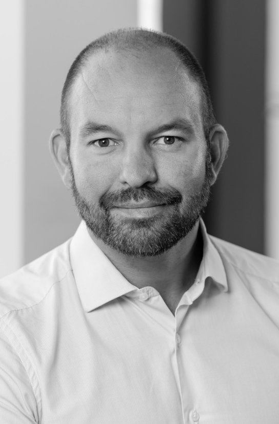 Black and white portrait of Peter Lindbom