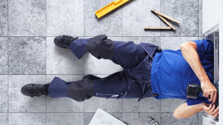 Traemand worker installing an IKEA kitchen as a service.